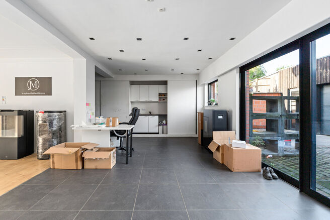 This ground-floor commercial property, located along a busy road with high passing traffic, combines a retail space, warehouse, garage and outdoor areas.

With a total surface area of approximately 148 m&sup2;, a prominent shopfront and a garden, the property