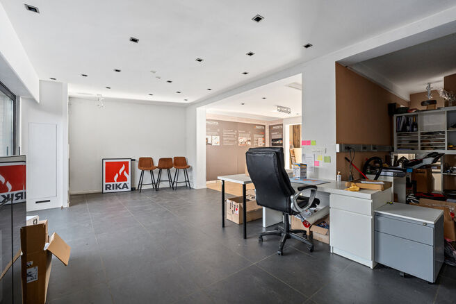 This ground-floor commercial property, located along a busy road with high passing traffic, combines a retail space, warehouse, garage and outdoor areas.

With a total surface area of approximately 148 m&sup2;, a prominent shopfront and a garden, the property