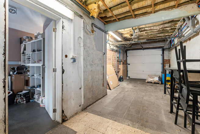 This ground-floor commercial property, located along a busy road with high passing traffic, combines a retail space, warehouse, garage and outdoor areas.

With a total surface area of approximately 148 m&sup2;, a prominent shopfront and a garden, the property