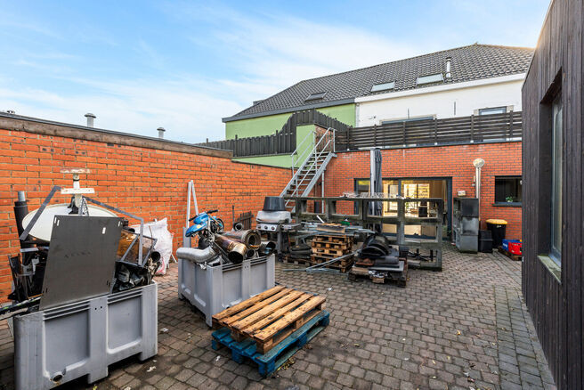 This ground-floor commercial property, located along a busy road with high passing traffic, combines a retail space, warehouse, garage and outdoor areas.

With a total surface area of approximately 148 m&sup2;, a prominent shopfront and a garden, the property