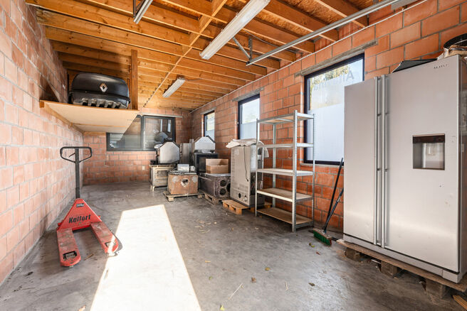 This ground-floor commercial property, located along a busy road with high passing traffic, combines a retail space, warehouse, garage and outdoor areas.

With a total surface area of approximately 148 m&sup2;, a prominent shopfront and a garden, the property
