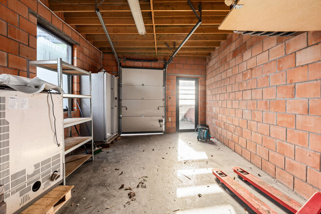 This ground-floor commercial property, located along a busy road with high passing traffic, combines a retail space, warehouse, garage and outdoor areas.

With a total surface area of approximately 148 m&sup2;, a prominent shopfront and a garden, the property