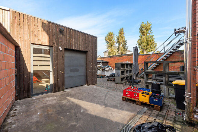 Dit handelsgelijkvloers, gelegen langs een baan met veel passage combineert een winkelruimte met loods, garage en buitenruimte.
Met ca. 148 m² oppervlakte, een zichtbare etalage een tuin leent het pand zich voor een winkel, showroom, kantoor, praktijk of