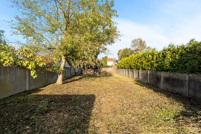 Dit handelsgelijkvloers, gelegen langs een baan met veel passage combineert een winkelruimte met loods, garage en buitenruimte.
Met ca. 148 m² oppervlakte, een zichtbare etalage een tuin leent het pand zich voor een winkel, showroom, kantoor, praktijk of