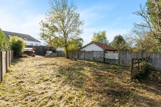 Dit handelsgelijkvloers, gelegen langs een baan met veel passage combineert een winkelruimte met loods, garage en buitenruimte.
Met ca. 148 m² oppervlakte, een zichtbare etalage een tuin leent het pand zich voor een winkel, showroom, kantoor, praktijk of