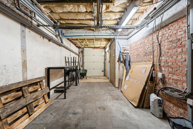 Dit handelsgelijkvloers, gelegen langs een baan met veel passage combineert een winkelruimte met loods, garage en buitenruimte.
Met ca. 148 m² oppervlakte, een zichtbare etalage een tuin leent het pand zich voor een winkel, showroom, kantoor, praktijk of