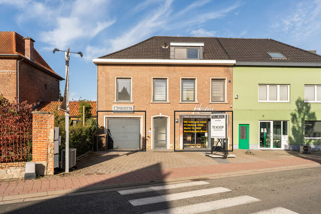 Dit handelsgelijkvloers, gelegen langs een baan met veel passage combineert een winkelruimte met loods, garage en buitenruimte.
Met ca. 148 m² oppervlakte, een zichtbare etalage een tuin leent het pand zich voor een winkel, showroom, kantoor, praktijk of