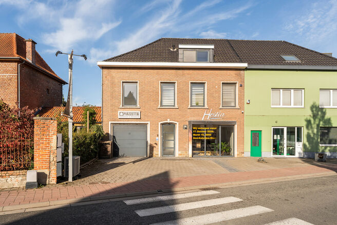 Dit handelsgelijkvloers, gelegen langs een baan met veel passage combineert een winkelruimte met loods, garage en buitenruimte.
Met ca. 148 m² oppervlakte, een zichtbare etalage een tuin leent het pand zich voor een winkel, showroom, kantoor, praktijk of