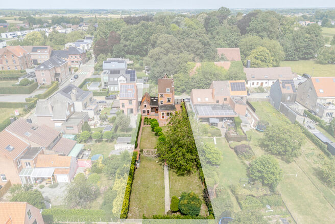 Cette maison bourgeoise pleine de caractère, de style néo-traditionnel flamand avec sa façade à pignon imposant et ses éléments authentiques, est située sur un généreux terrain de 860 m² dans le cadre verdoyant de Beigem (Grimbergen).

Au rez-de