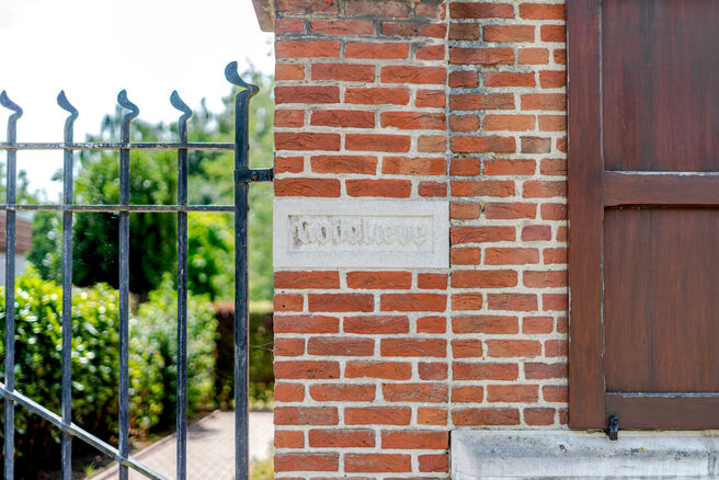 Cette maison bourgeoise pleine de caractère, de style néo-traditionnel flamand avec sa façade à pignon imposant et ses éléments authentiques, est située sur un généreux terrain de 860 m² dans le cadre verdoyant de Beigem (Grimbergen).

Au rez-de