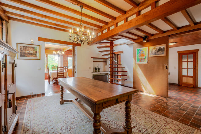 Cette maison bourgeoise pleine de caractère, de style néo-traditionnel flamand avec sa façade à pignon imposant et ses éléments authentiques, est située sur un généreux terrain de 860 m² dans le cadre verdoyant de Beigem (Grimbergen).

Au rez-de
