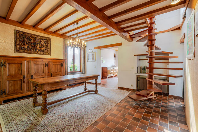 Cette maison bourgeoise pleine de caractère, de style néo-traditionnel flamand avec sa façade à pignon imposant et ses éléments authentiques, est située sur un généreux terrain de 860 m² dans le cadre verdoyant de Beigem (Grimbergen).

Au rez-de