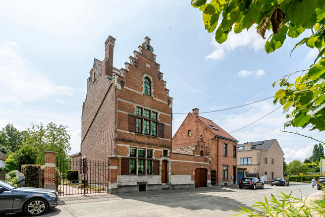 Cette maison bourgeoise pleine de caractère, de style néo-traditionnel flamand avec sa façade à pignon imposant et ses éléments authentiques, est située sur un généreux terrain de 860 m² dans le cadre verdoyant de Beigem (Grimbergen).

Au rez-de