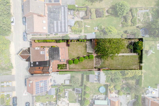 Cette maison bourgeoise pleine de caractère, de style néo-traditionnel flamand avec sa façade à pignon imposant et ses éléments authentiques, est située sur un généreux terrain de 860 m² dans le cadre verdoyant de Beigem (Grimbergen).

Au rez-de