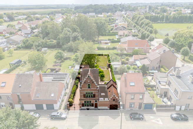 Cette maison bourgeoise pleine de caractère, de style néo-traditionnel flamand avec sa façade à pignon imposant et ses éléments authentiques, est située sur un généreux terrain de 860 m² dans le cadre verdoyant de Beigem (Grimbergen).

Au rez-de