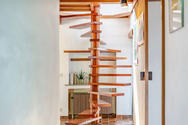 Cette maison bourgeoise pleine de caractère, de style néo-traditionnel flamand avec sa façade à pignon imposant et ses éléments authentiques, est située sur un généreux terrain de 860 m² dans le cadre verdoyant de Beigem (Grimbergen).

Au rez-de