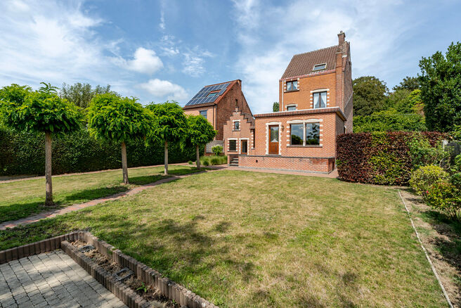 Cette maison bourgeoise pleine de caractère, de style néo-traditionnel flamand avec sa façade à pignon imposant et ses éléments authentiques, est située sur un généreux terrain de 860 m² dans le cadre verdoyant de Beigem (Grimbergen).

Au rez-de