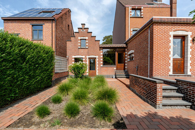 Cette maison bourgeoise pleine de caractère, de style néo-traditionnel flamand avec sa façade à pignon imposant et ses éléments authentiques, est située sur un généreux terrain de 860 m² dans le cadre verdoyant de Beigem (Grimbergen).

Au rez-de