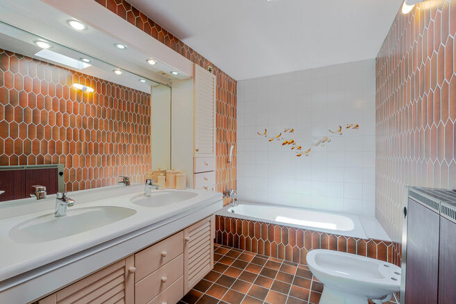 Cette maison bourgeoise pleine de caractère, de style néo-traditionnel flamand avec sa façade à pignon imposant et ses éléments authentiques, est située sur un généreux terrain de 860 m² dans le cadre verdoyant de Beigem (Grimbergen).

Au rez-de