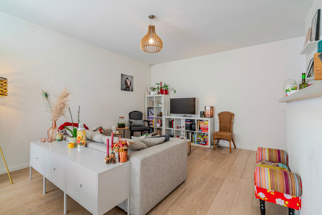 Cette maison familiale r&eacute;cente de deux chambres avec une agr&eacute;able terrasse/jardin est situ&eacute;e au calme &agrave; l&rsquo;arri&egrave;re d&rsquo;un immeuble r&eacute;sidentiel,
tout en &eacute;tant en plein centre de Bruxelles.
Le bien fait partie d&rsquo;une copropri&eacute;t&eacute; soign&eacute;e et dispo