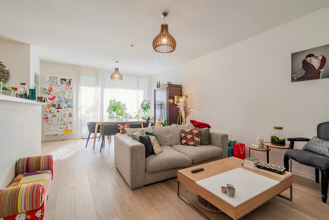 Cette maison familiale r&eacute;cente de deux chambres avec une agr&eacute;able terrasse/jardin est situ&eacute;e au calme &agrave; l&rsquo;arri&egrave;re d&rsquo;un immeuble r&eacute;sidentiel,
tout en &eacute;tant en plein centre de Bruxelles.
Le bien fait partie d&rsquo;une copropri&eacute;t&eacute; soign&eacute;e et dispo