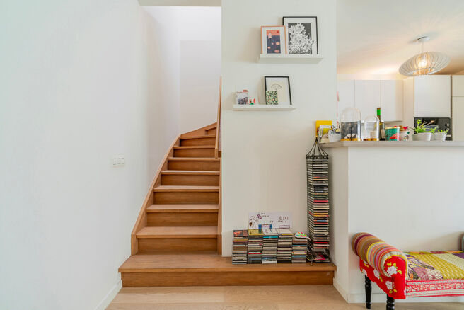 Cette maison familiale r&eacute;cente de deux chambres avec une agr&eacute;able terrasse/jardin est situ&eacute;e au calme &agrave; l&rsquo;arri&egrave;re d&rsquo;un immeuble r&eacute;sidentiel,
tout en &eacute;tant en plein centre de Bruxelles.
Le bien fait partie d&rsquo;une copropri&eacute;t&eacute; soign&eacute;e et dispo