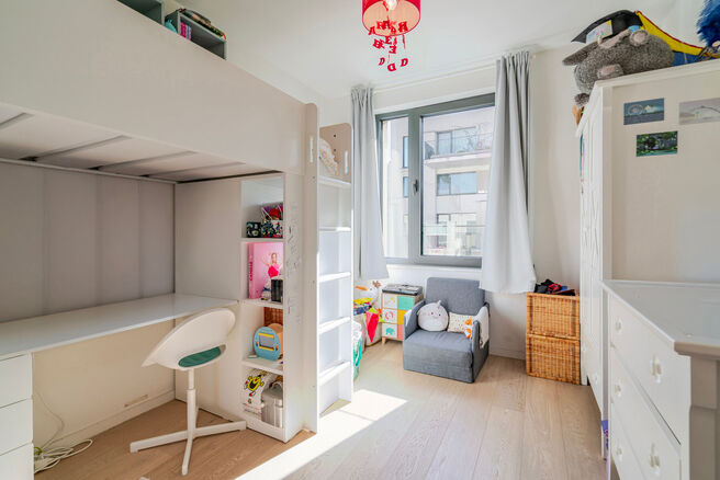 Cette maison familiale r&eacute;cente de deux chambres avec une agr&eacute;able terrasse/jardin est situ&eacute;e au calme &agrave; l&rsquo;arri&egrave;re d&rsquo;un immeuble r&eacute;sidentiel,
tout en &eacute;tant en plein centre de Bruxelles.
Le bien fait partie d&rsquo;une copropri&eacute;t&eacute; soign&eacute;e et dispo