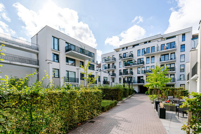 Cette maison familiale r&eacute;cente de deux chambres avec une agr&eacute;able terrasse/jardin est situ&eacute;e au calme &agrave; l&rsquo;arri&egrave;re d&rsquo;un immeuble r&eacute;sidentiel,
tout en &eacute;tant en plein centre de Bruxelles.
Le bien fait partie d&rsquo;une copropri&eacute;t&eacute; soign&eacute;e et dispo