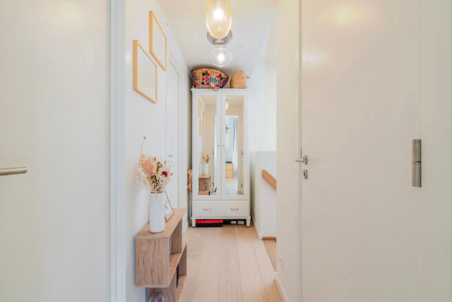 Cette maison familiale r&eacute;cente de deux chambres avec une agr&eacute;able terrasse/jardin est situ&eacute;e au calme &agrave; l&rsquo;arri&egrave;re d&rsquo;un immeuble r&eacute;sidentiel,
tout en &eacute;tant en plein centre de Bruxelles.
Le bien fait partie d&rsquo;une copropri&eacute;t&eacute; soign&eacute;e et dispo