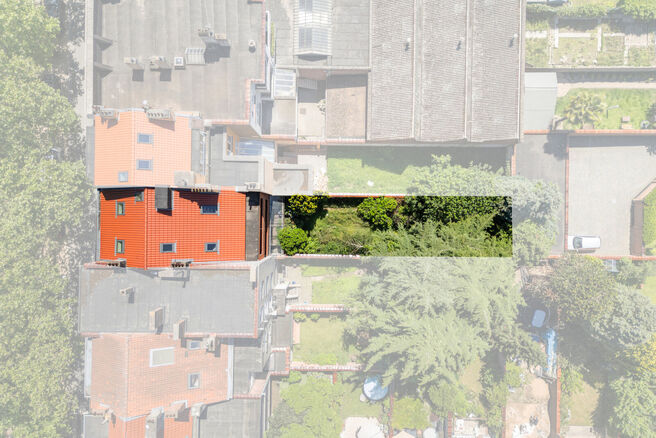 Maison bifamiliale compos&eacute;e d&rsquo;un appartement et d&rsquo;un appartement duplex, avec garage, jardin et terrasses.
L&rsquo;immeuble comprend au total 8 chambres et 3 salles de bains.

COMPOSITION :
Au premier &eacute;tage se trouve un appartement une chambre avec une 