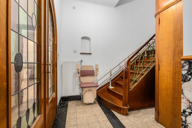 Maison bifamiliale compos&eacute;e d&rsquo;un appartement et d&rsquo;un appartement duplex, avec garage, jardin et terrasses.
L&rsquo;immeuble comprend au total 8 chambres et 3 salles de bains.

COMPOSITION :
Au premier &eacute;tage se trouve un appartement une chambre avec une 