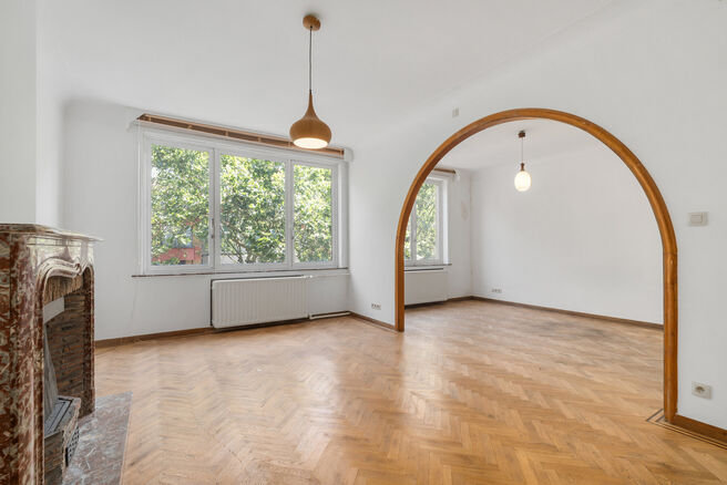 Maison bifamiliale compos&eacute;e d&rsquo;un appartement et d&rsquo;un appartement duplex, avec garage, jardin et terrasses.
L&rsquo;immeuble comprend au total 8 chambres et 3 salles de bains.

COMPOSITION :
Au premier &eacute;tage se trouve un appartement une chambre avec une 