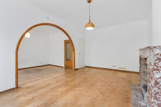 Maison bifamiliale compos&eacute;e d&rsquo;un appartement et d&rsquo;un appartement duplex, avec garage, jardin et terrasses.
L&rsquo;immeuble comprend au total 8 chambres et 3 salles de bains.

COMPOSITION :
Au premier &eacute;tage se trouve un appartement une chambre avec une 