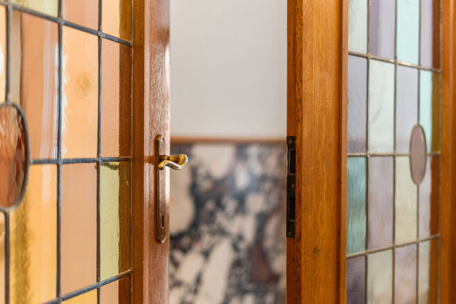 Maison bifamiliale compos&eacute;e d&rsquo;un appartement et d&rsquo;un appartement duplex, avec garage, jardin et terrasses.
L&rsquo;immeuble comprend au total 8 chambres et 3 salles de bains.

COMPOSITION :
Au premier &eacute;tage se trouve un appartement une chambre avec une 