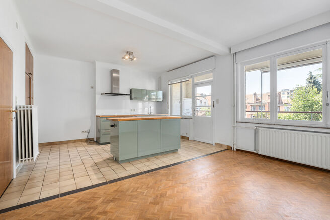 Maison bifamiliale compos&eacute;e d&rsquo;un appartement et d&rsquo;un appartement duplex, avec garage, jardin et terrasses.
L&rsquo;immeuble comprend au total 8 chambres et 3 salles de bains.

COMPOSITION :
Au premier &eacute;tage se trouve un appartement une chambre avec une 