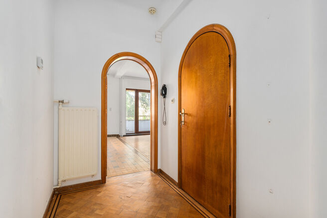 Maison bifamiliale compos&eacute;e d&rsquo;un appartement et d&rsquo;un appartement duplex, avec garage, jardin et terrasses.
L&rsquo;immeuble comprend au total 8 chambres et 3 salles de bains.

COMPOSITION :
Au premier &eacute;tage se trouve un appartement une chambre avec une 