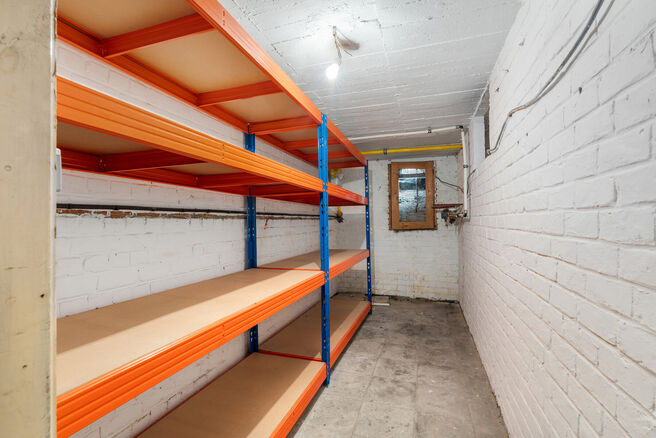 Maison bifamiliale compos&eacute;e d&rsquo;un appartement et d&rsquo;un appartement duplex, avec garage, jardin et terrasses.
L&rsquo;immeuble comprend au total 8 chambres et 3 salles de bains.

COMPOSITION :
Au premier &eacute;tage se trouve un appartement une chambre avec une 