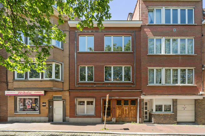 Maison bifamiliale compos&eacute;e d&rsquo;un appartement et d&rsquo;un appartement duplex, avec garage, jardin et terrasses.
L&rsquo;immeuble comprend au total 8 chambres et 3 salles de bains.

COMPOSITION :
Au premier &eacute;tage se trouve un appartement une chambre avec une 