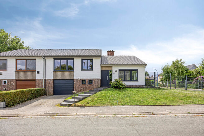 Cette maison entièrement rénovée est située dans le quartier prisé, verdoyant et à faible circulation d’Abtsdal, à distance de marche du centre de Grimbergen.
Le quartier est réputé pour son caractère familial, sa proximité avec les écoles, 