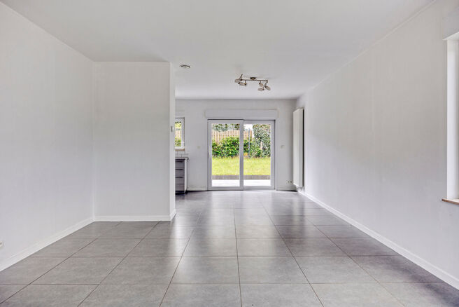 Cette maison entièrement rénovée est située dans le quartier prisé, verdoyant et à faible circulation d’Abtsdal, à distance de marche du centre de Grimbergen.
Le quartier est réputé pour son caractère familial, sa proximité avec les écoles, 