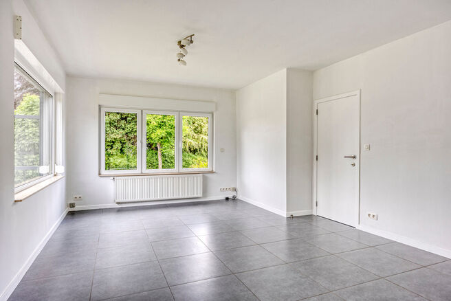 Cette maison entièrement rénovée est située dans le quartier prisé, verdoyant et à faible circulation d’Abtsdal, à distance de marche du centre de Grimbergen.
Le quartier est réputé pour son caractère familial, sa proximité avec les écoles, 
