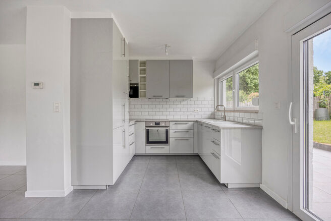 Cette maison entièrement rénovée est située dans le quartier prisé, verdoyant et à faible circulation d’Abtsdal, à distance de marche du centre de Grimbergen.
Le quartier est réputé pour son caractère familial, sa proximité avec les écoles, 