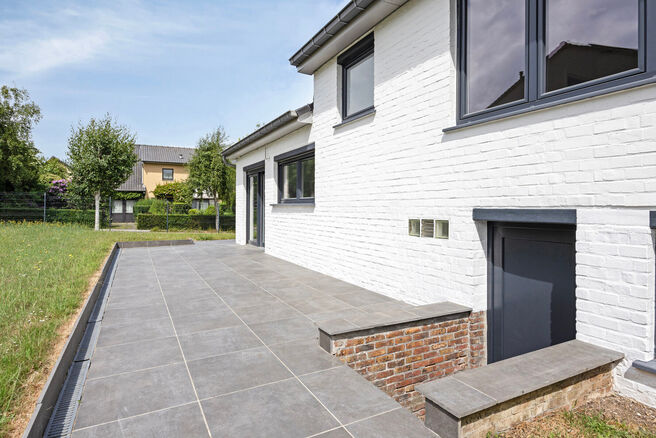 Cette maison entièrement rénovée est située dans le quartier prisé, verdoyant et à faible circulation d’Abtsdal, à distance de marche du centre de Grimbergen.
Le quartier est réputé pour son caractère familial, sa proximité avec les écoles, 