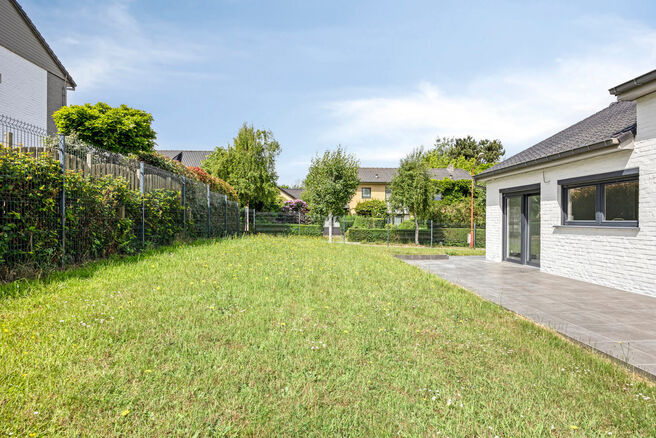 Cette maison entièrement rénovée est située dans le quartier prisé, verdoyant et à faible circulation d’Abtsdal, à distance de marche du centre de Grimbergen.
Le quartier est réputé pour son caractère familial, sa proximité avec les écoles, 