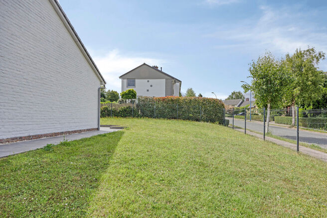 Cette maison entièrement rénovée est située dans le quartier prisé, verdoyant et à faible circulation d’Abtsdal, à distance de marche du centre de Grimbergen.
Le quartier est réputé pour son caractère familial, sa proximité avec les écoles, 