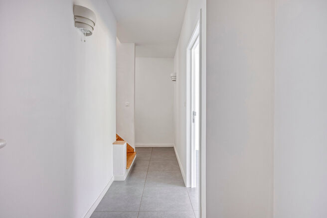 Cette maison entièrement rénovée est située dans le quartier prisé, verdoyant et à faible circulation d’Abtsdal, à distance de marche du centre de Grimbergen.
Le quartier est réputé pour son caractère familial, sa proximité avec les écoles, 