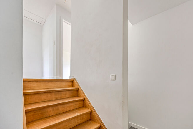 Cette maison entièrement rénovée est située dans le quartier prisé, verdoyant et à faible circulation d’Abtsdal, à distance de marche du centre de Grimbergen.
Le quartier est réputé pour son caractère familial, sa proximité avec les écoles, 