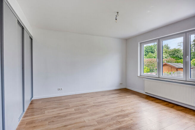 Cette maison entièrement rénovée est située dans le quartier prisé, verdoyant et à faible circulation d’Abtsdal, à distance de marche du centre de Grimbergen.
Le quartier est réputé pour son caractère familial, sa proximité avec les écoles, 