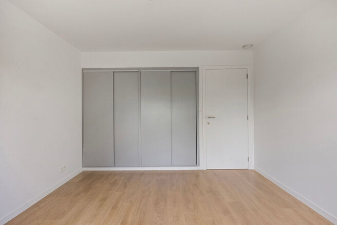 Cette maison entièrement rénovée est située dans le quartier prisé, verdoyant et à faible circulation d’Abtsdal, à distance de marche du centre de Grimbergen.
Le quartier est réputé pour son caractère familial, sa proximité avec les écoles, 