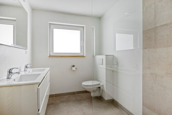 Cette maison entièrement rénovée est située dans le quartier prisé, verdoyant et à faible circulation d’Abtsdal, à distance de marche du centre de Grimbergen.
Le quartier est réputé pour son caractère familial, sa proximité avec les écoles, 